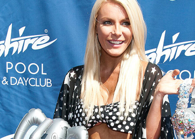 27-летняя супруга 87-летнего основателя Playboy веселится без него