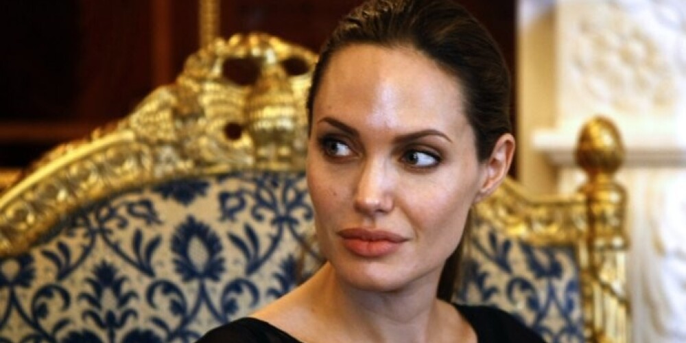 Тетя Анджелины Джоли умерла от рака груди вскоре после шокирующего признания актрисы