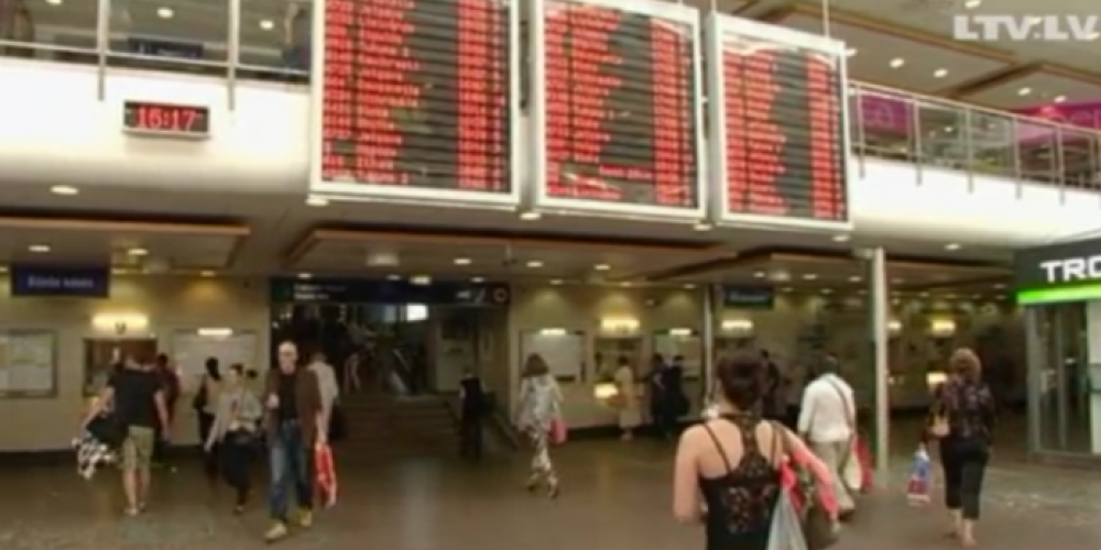 Gribam būt tūristiem draudzīga zeme, bet valodnieki liedz tulkot vilcienu norādes angliski. VIDEO