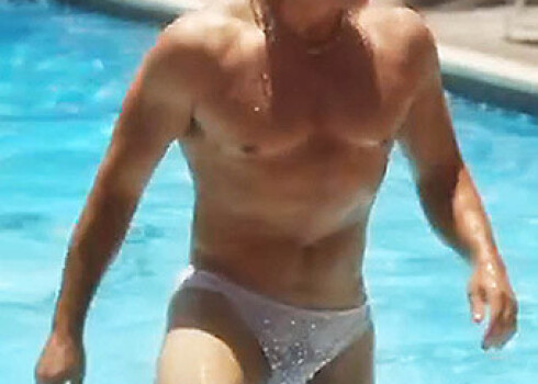 Mets Deimons izģērbjas uz ekrāna filmā par gejiem. FOTO