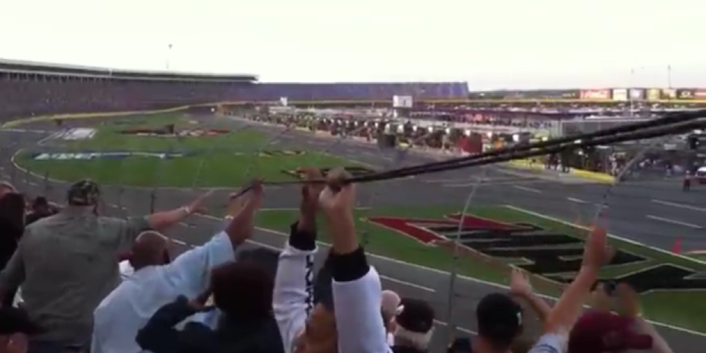 Negadījums noticis pēc sacīkstēs nobraukta 121 apļa, turklāt kabelis nokritis gan uz skatītājiem, gan trases.