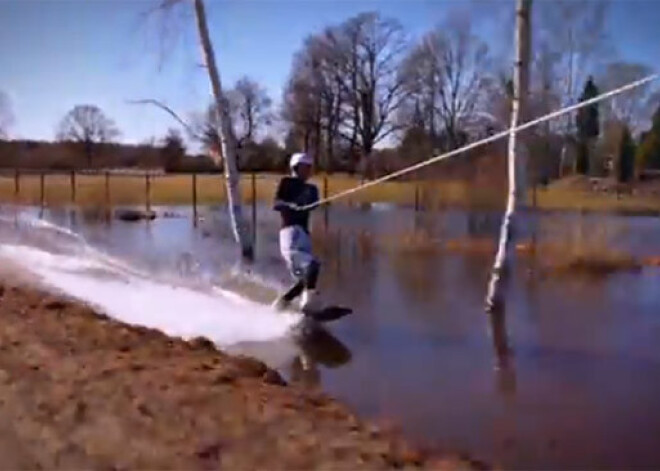 Tas ir jāredz: Jelgavas pārplūdušos grāvjus iekaro veikbordisti. VIDEO