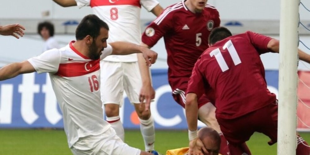 Šabalas divi vārti palīdz Latvijas futbola izlasei izcīnīt neizšķirtu ar Turciju