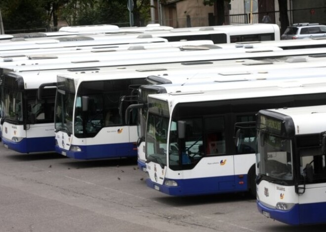 Rīgā zem sabiedriskā autobusa pakrīt un mirst jaunietis