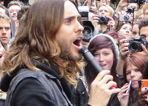 Лидер 30 Seconds To Mars актер и музыкант Джаред Лето в окружении поклонников