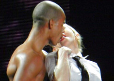 Franču skūpstu demonstrē popzvaigzne Madonna ar savu dejotāju.