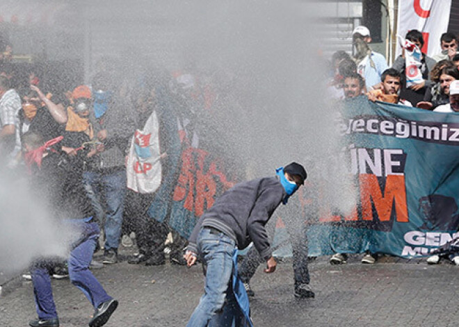 Policijas un protestētāju sadursmes Stambulā sākušas pierimt. FOTO