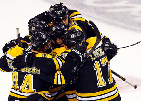 Bostonas Bruins hokejisti svin vārtu guvumu.