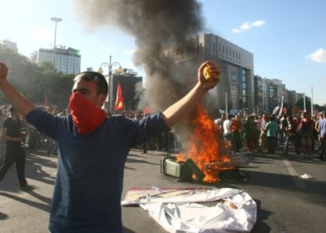 Turcijā no jauna uzvirmo nežēlīgas sadursmes starp protestētājiem un policiju. FOTO