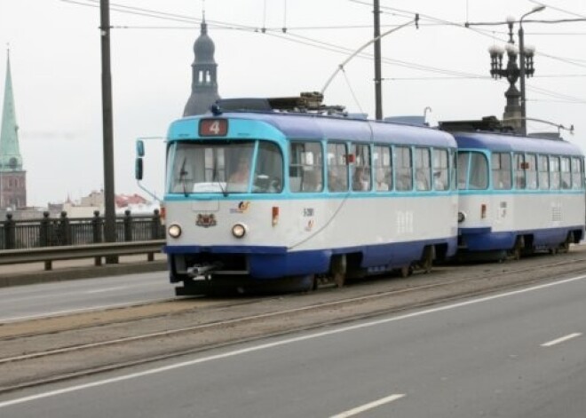 Pārdaugavā apstājusies tramvaju un trolejbusu kustība; transports varētu nekursēt līdz pusdienlaikam