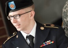 В случае если суд Мэннинга виновным в оказании помощи врагу, военный может быть осужден пожизненно