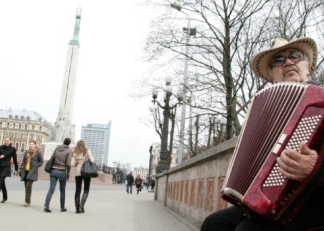 Muzicējot uz ielas - milzu peļņa? Muļķības, tikai seši lati dienā!