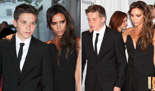 Viktorijas Bekhemas dēls Bruklins ar mammu uz sarkanā paklāja.