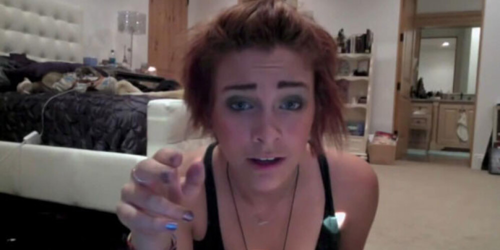 В начале 20-минутного ролика Пэрис Джексон называет свое лицо «ужасным»