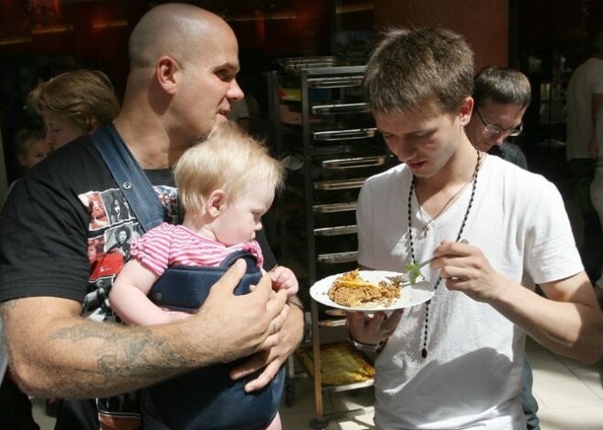 Kiviča meitiņa cierē uz Puzikova lazanju. FOTO