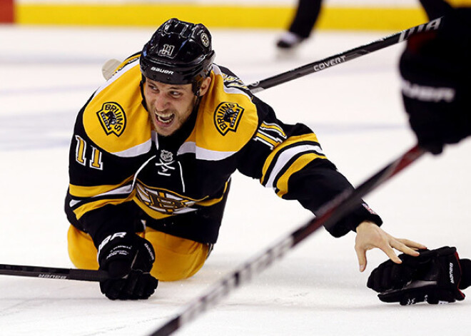 Daugaviņam iespēja spēlēt! "Bruins" uzbrucējs Kempbels salauž kāju. VIDEO