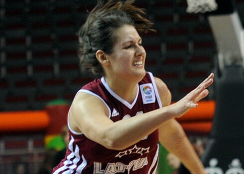 Latvijas sieviešu basketbola izlase uzveic Āzijas čempioni Ķīnu