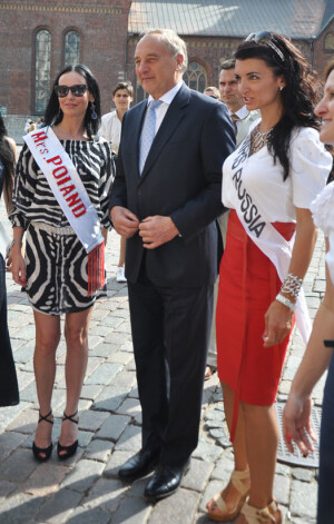 Prezidents Andris Bērziņš iesprucis „Mrs. Top of the World 2013” vidū.