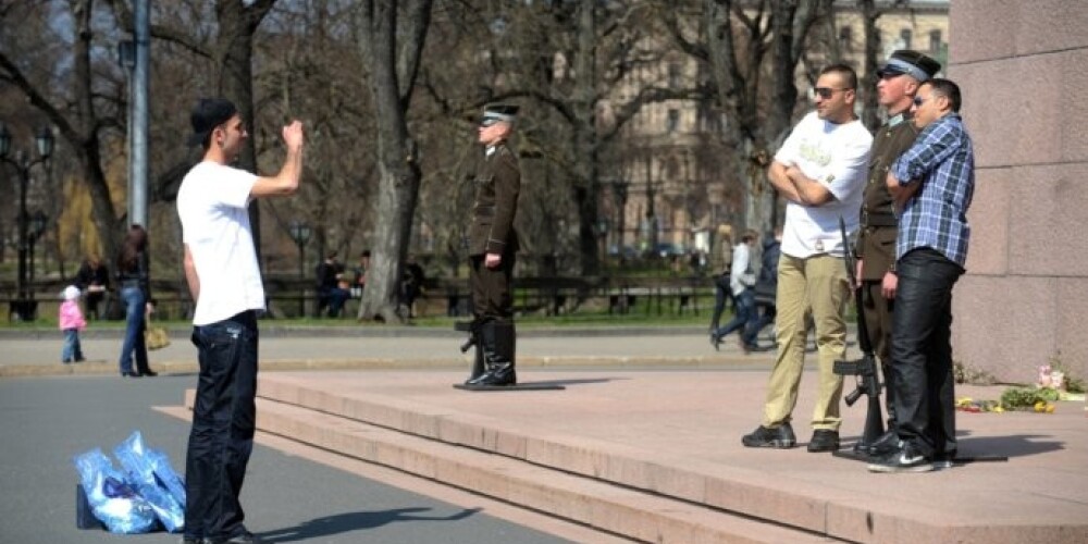 За последние два года у памятника Свободы не пойман ни один британский турист, который бы справлял естественную нужду или раздевался