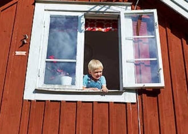 Vecāku bezatbildība Rīgā! Uz sestā stāva palodzes pie atvērta loga sēž trīsgadīgi bērni