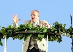 Kordiriģents atzīst, ka viņam Dziesmu svētkos viens no vissvētākajiem brīžiem ir, kad kopkoris dzied Jāzepa Vītola "Gaismas pili"