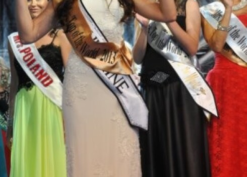 Ukrainiete Aļona Šuba izplūst aizkustinājuma asarās, jo tiek kronēta par "Mrs. Top of the World 2013" skaistumkaralieni.
