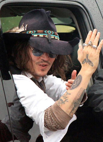 Некоторые их своих татуировок Джонни Депп делал сам посредством ножа Galerija 2-11 Татуировки Джонни Деппа