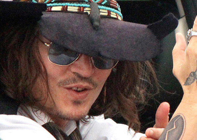 Джонни Депп сам себе делал татуировки