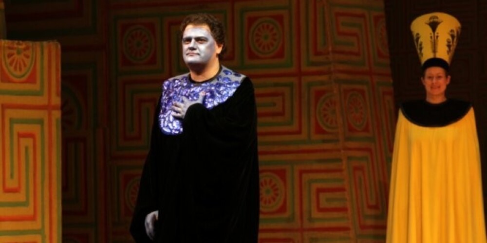 Tenors Aleksandrs Antoņenko (attēlā) kūdījis visu radošo trupu, pataisot to par kaujas lauku, apgalvo svētku rīkotājs Dainis Kalns.