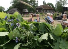 Šoreiz muzejā divas dienas būs iespēja kopā ar seno tradīciju un prasmju speciālistiem veikt dažādus Jāņiem piederīgus darbus un rituālus.