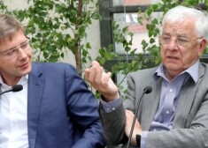 Maestro Raimonds Pauls un Rīgas mērs Nils Ušakova preses konferencē, paziņojot par Līgo koncertu.