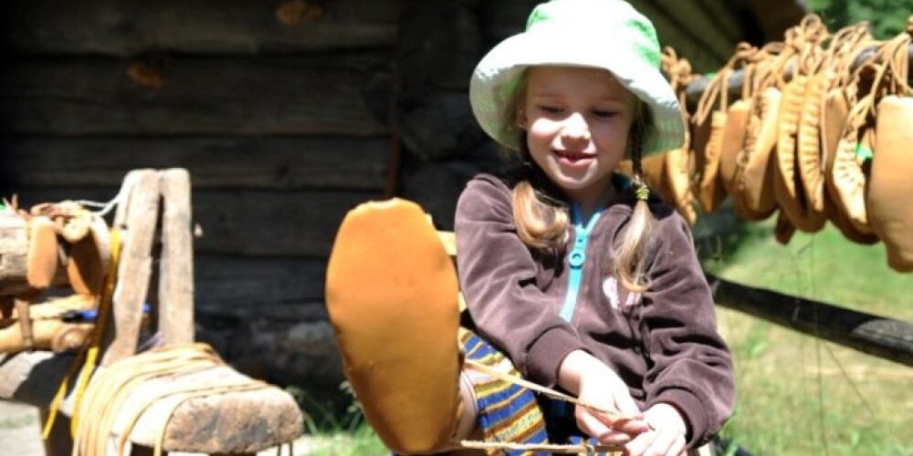 Šoreiz muzejā divas dienas ir iespēja kopā ar seno tradīciju un prasmju speciālistiem veikt dažādus Jāņiem piederīgus darbus un rituālus.