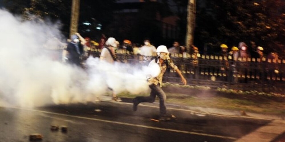Полицейские прорвали живой щит из митингующих, выстроившийся перед отелем, и забросали здание гранатами со слезоточивым газом
