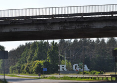 Portāla Kasjauns.lv lasītāja iesūtītajās bildēs redzamas betona atlūzas, kas pēc valsts auto ceļu pārstāvja vārdiem ir operatīvi novāktas, bet tilta rekonstrukcija sāksies jau pēc Jāņiem.