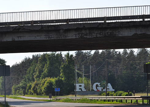 Portāla Kasjauns.lv lasītāja iesūtītajās bildēs redzamas betona atlūzas, kas pēc valsts auto ceļu pārstāvja vārdiem ir operatīvi novāktas, bet tilta rekonstrukcija sāksies jau pēc Jāņiem.