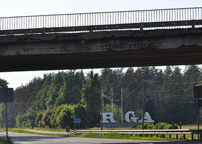 Briesmas uz ceļa! Brūk tilti virs Latvijas galvenajiem autoceļiem. FOTO