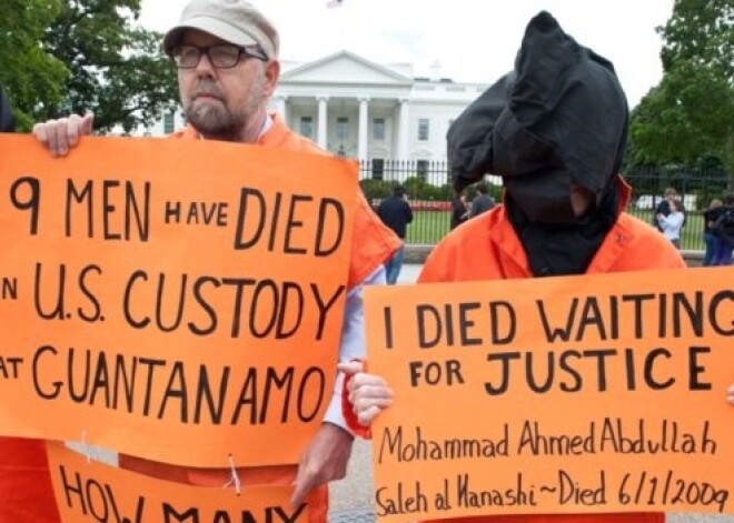 Pārāk bīstami, lai aizvestu, taču tiesāt arī nevar. Bīstamākie Gvantanamo ieslodzītie. VIDEO