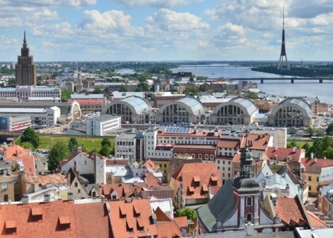 Pastaiga pa jumtiem un mākoņiem. Rīga no putna lidojuma