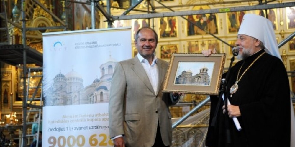 Митрополит Александр (справа) и глава строительной компании "Сконто Буве" Гунтис Равис информируют о проекте реконструкции Христорождественского собора