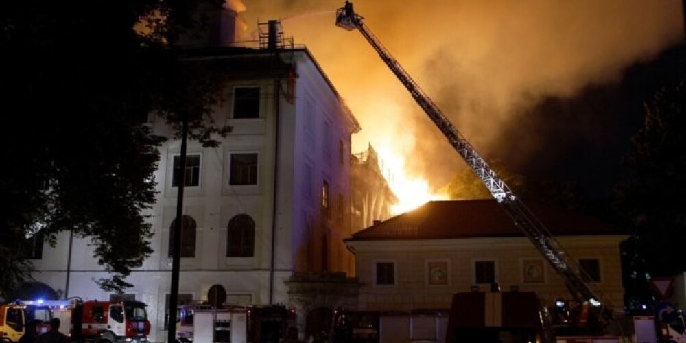 В пожаре в Рижском замке пострадали экспонаты Музея истории