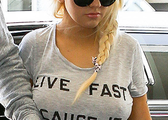 Kristina Agilera iesaka „dzīvot ātri”. FOTO