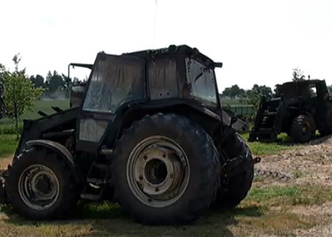 Vilces pagastā nodeg traktori, kombaini, sējmašīna... VIDEO