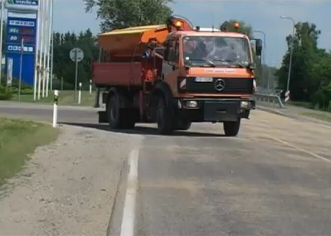 Autoceļus ar smiltīm kaisa ne tikai ziemā, bet arī vasarā. VIDEO