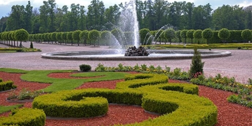 Каждый год в Рундальским замке с размахом отмечают праздник сада