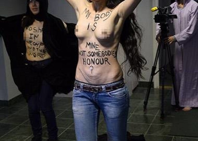 "Femen" aktīvistes atkailinās Stokholmas mošejā