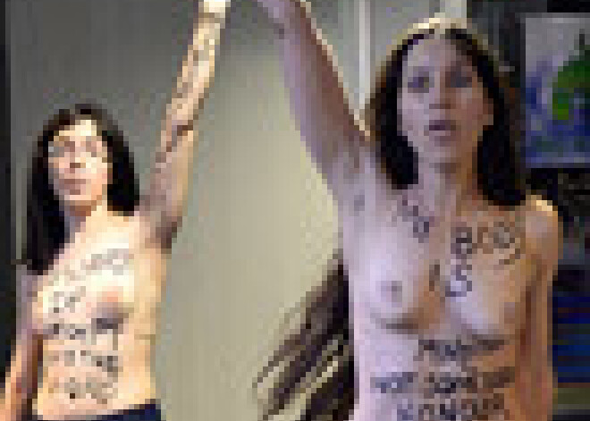 "Femen" aktīvistes atkailinās Stokholmas mošejā. FOTO