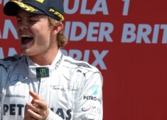 Niko Rosbergs triumfē haotiskajā Pirmās formulas Lielbritānijas "Grand Prix" posmā
