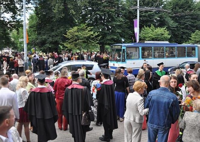 Viltus spridzeklis uz ielas no LU galvenās ēkas izdzen simtiem cilvēku