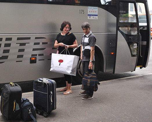 Uz savām kāzām, kas Itālijā notiks vai nu viesu namā, vai kaut kur pie jūras, Kombuļu Inese ar savu izredzēto devās ar tālsatiksmes autobusu.