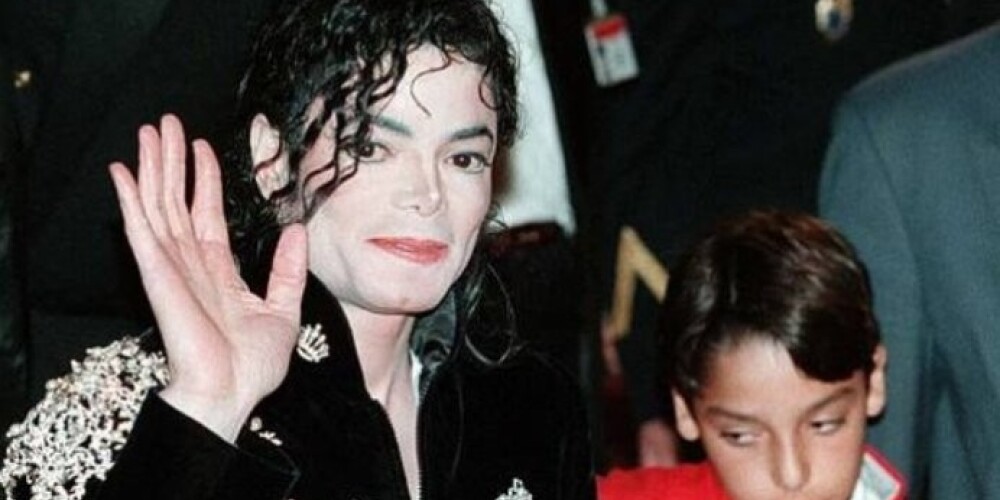 К ФБР информация о страсти Майкла Джексона к мальчикам попала в 2002 году